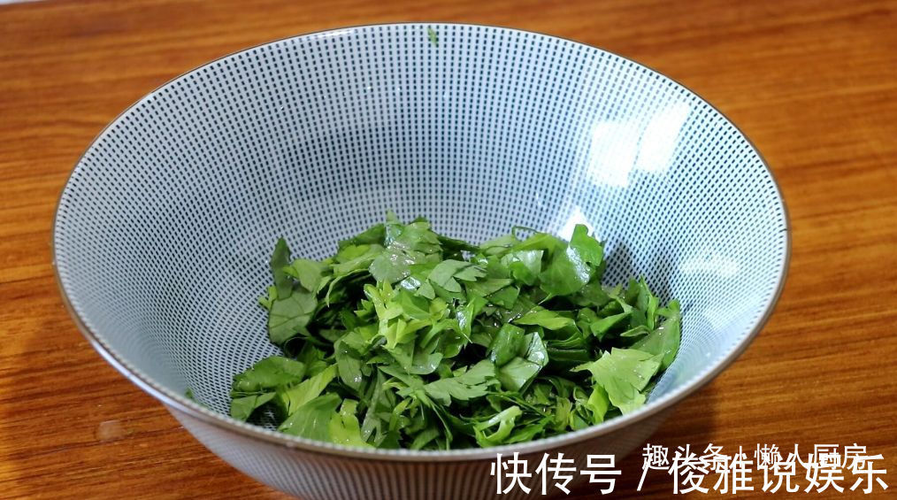 别再把芹菜叶子扔掉了，配上鸡蛋和面粉，教你做芹菜鸡蛋饼