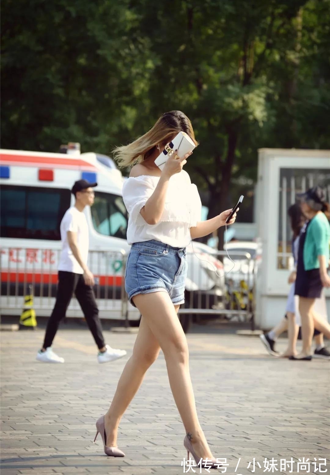 女神魅力 街拍路人,高跟鞋这样搭配会更有气质,而且充满时尚女神魅力
