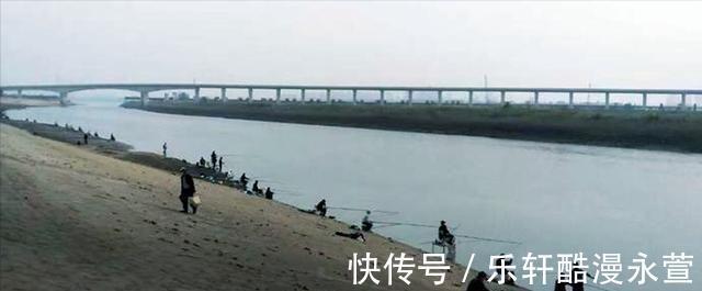 湖北一河道成天然黑坑，成百上千的钓友蜂拥而至，钓王邓刚也来了