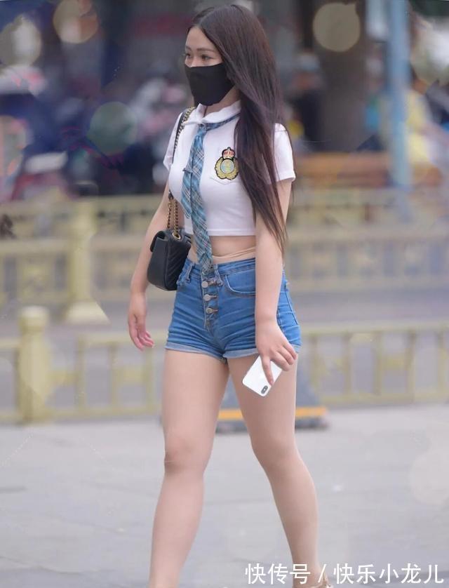 俏皮 气场十足的打底裤穿搭更加简洁大气,显得腿长脚小,运动范儿