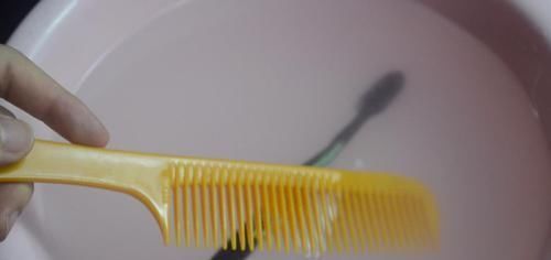 在梳子上涂抹牙膏，作用真厉害，我也是刚知道，快回家试一试