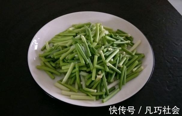 蒜苔|炒肉时,不要切好就炒,厨师长教你1招,肉软嫩鲜香,不柴也不腥