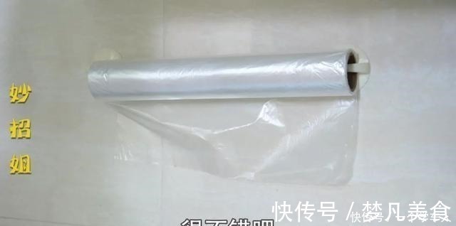 垃圾桶上粘一个挂钩，竟然有这么多用处！家里人都照着做！