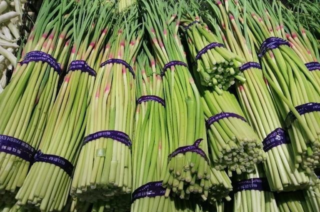 同样是蒜苔,“绿头”和“红头”有什么区别?知道后别再乱买了