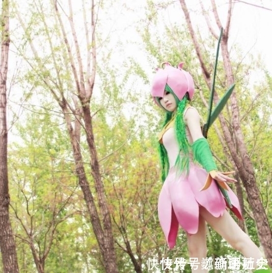 花仙兽|《数码宝贝》真人cos神还原，花仙兽清纯，她最性感