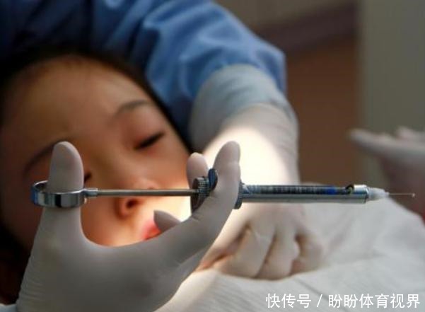 欢欢|8岁男童长出“双排牙”,只能一颗颗拔掉,奶奶几度失控:都怪我