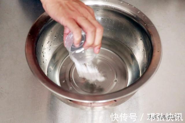 干鱿鱼只用水是泡不软的，厨师来了教你水发鱿鱼，海味干货变海鲜