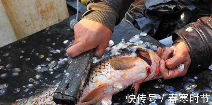 给鱼去腥,不要用料酒,教您一个好方法,炖鱼无腥味,鲜香十足