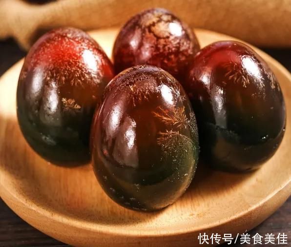  会变戏法的“松花皮蛋”，直接下刀就错了，大厨这样切才不沾刀