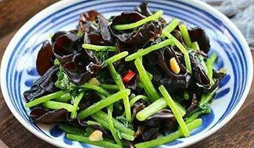 女性到了中年常吃三种食物，补水润肤，排毒抗衰，肌肤水嫩又光滑