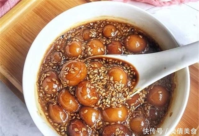 热气腾腾|糯米面搓成球,加点红糖煮,一碗热气腾腾的糯米小圆子就出锅