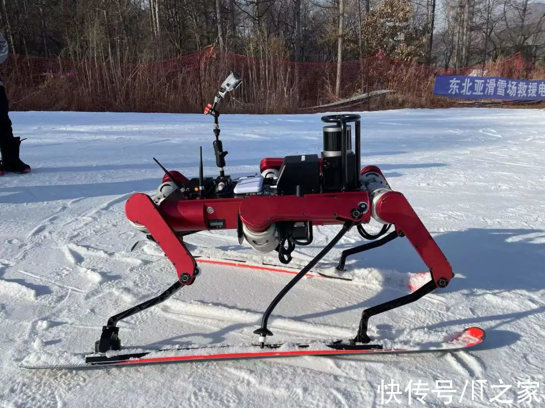 学院|上海交大自主研发滑雪机器人：有六只脚，灵活避障