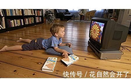 电视|“妈妈,我在看五分钟”,三位妈妈的回答,看出孩子的教育差距