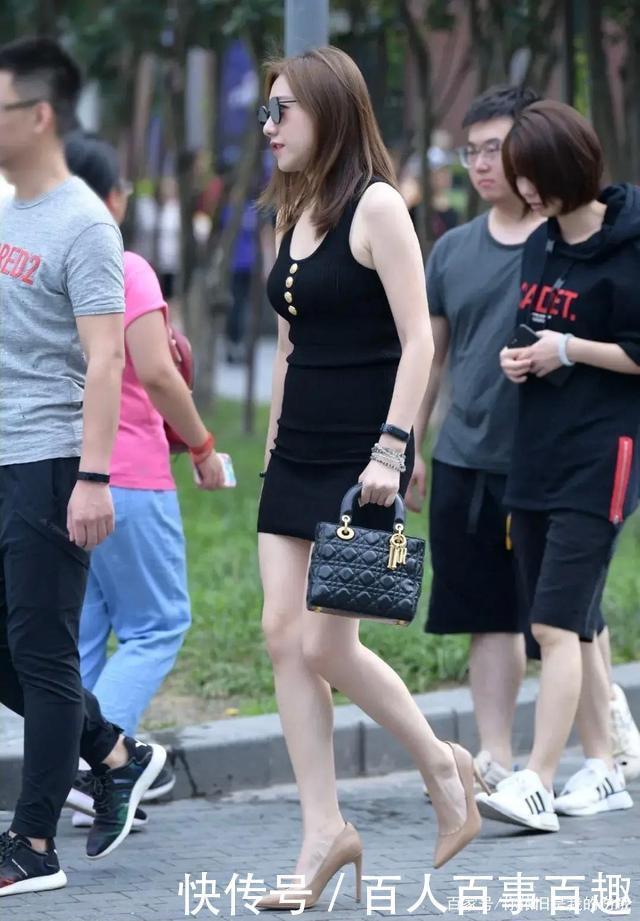 设计|修身包臀的设计凸显身材,修饰腿部线条,显得双腿格外修长美观