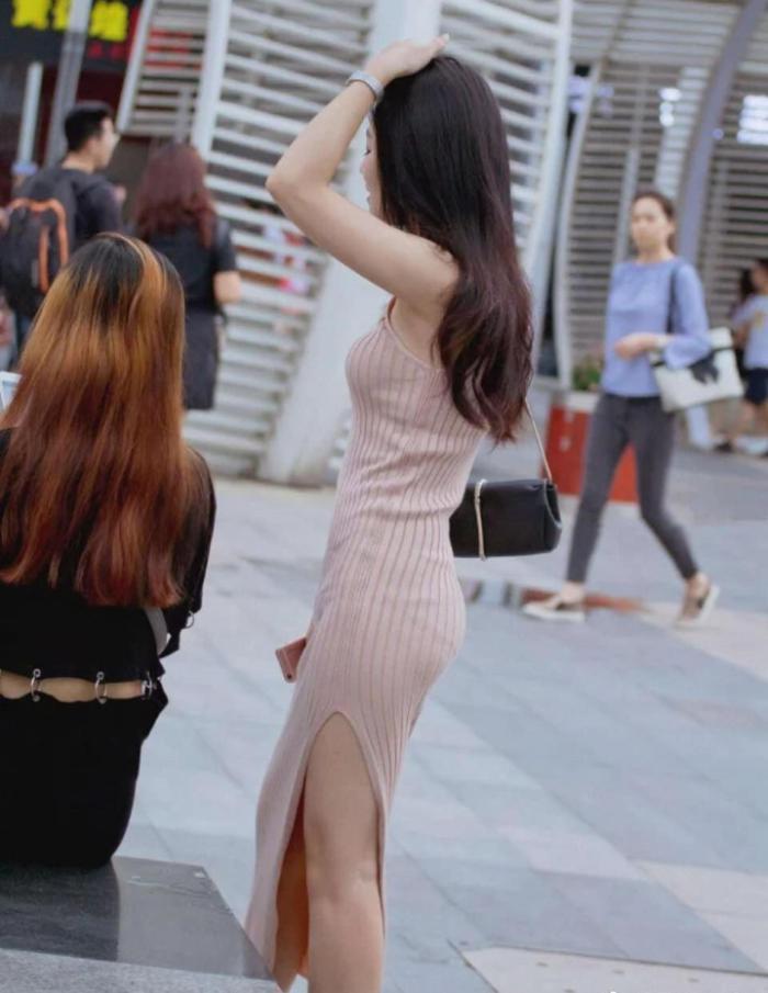 小姐姐的这一身粉色穿搭,少女的同时也很成熟有风韵