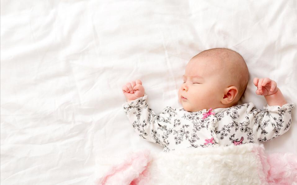 鲍秀兰|新生儿老摆出“举手投降”的睡姿?正不正常你说了不算,看月龄