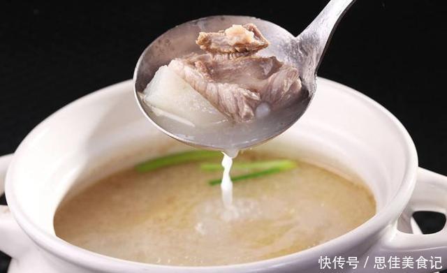 骨頭湯熬不白？原因是你只會(huì)傻焯水！加一點(diǎn)它，骨湯濃白像牛奶