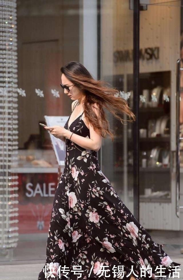 街拍：高颜值的美女，穿的紧身裤时尚个性，彰显迷人气质