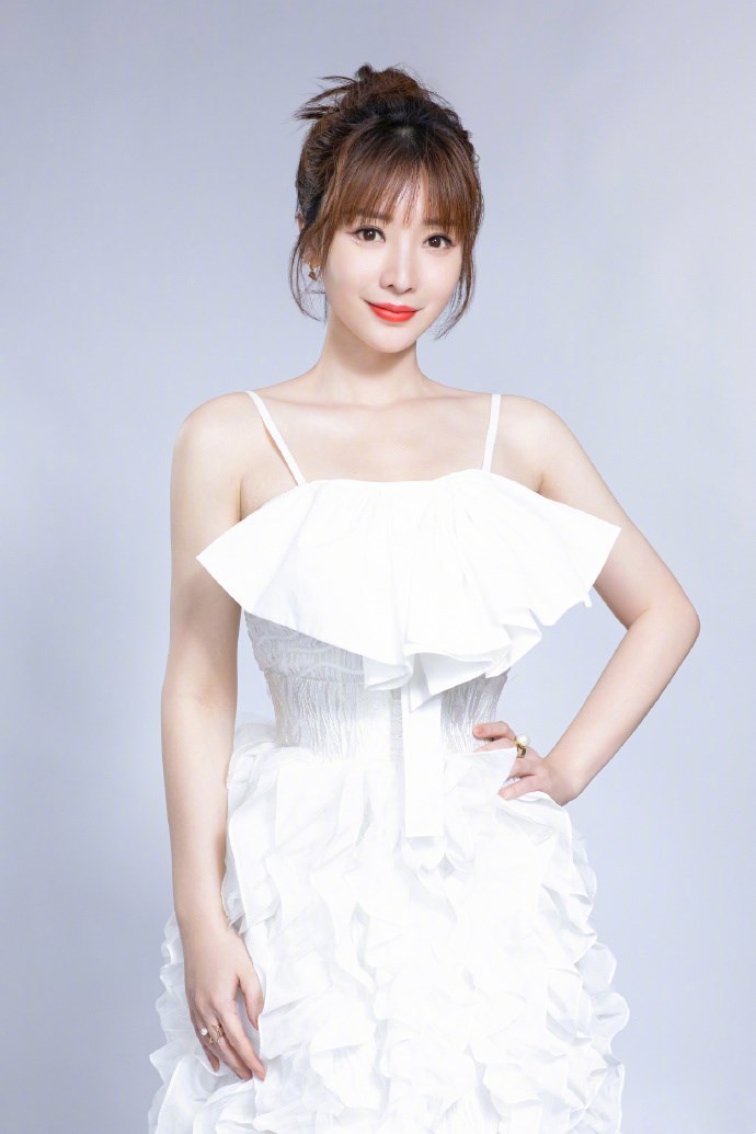 龚琳娜虽然气质高级, 但是化妆师挑的太失败, 穿白裙也不显嫩