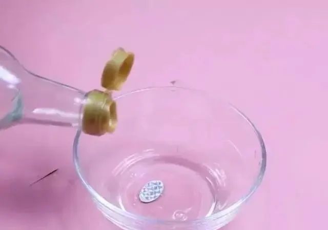 冰箱胶条又脏又黑？一个小绝招，立马干净如新