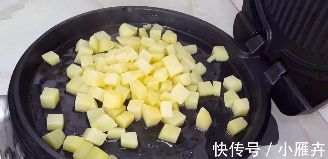 土豆又出新吃法,教你简单一做,比干锅土豆做法简单,比薯条好吃