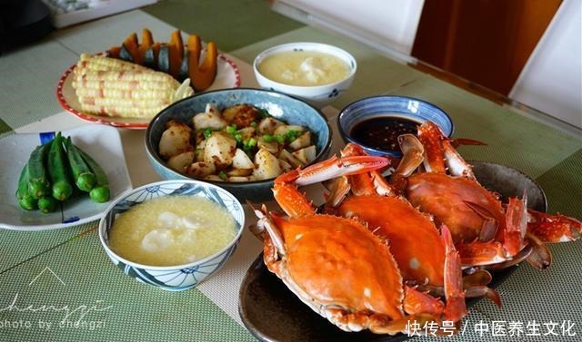  神兽不在家，晒老两口的极简晚餐，朋友圈热闹了，网友真是羡慕