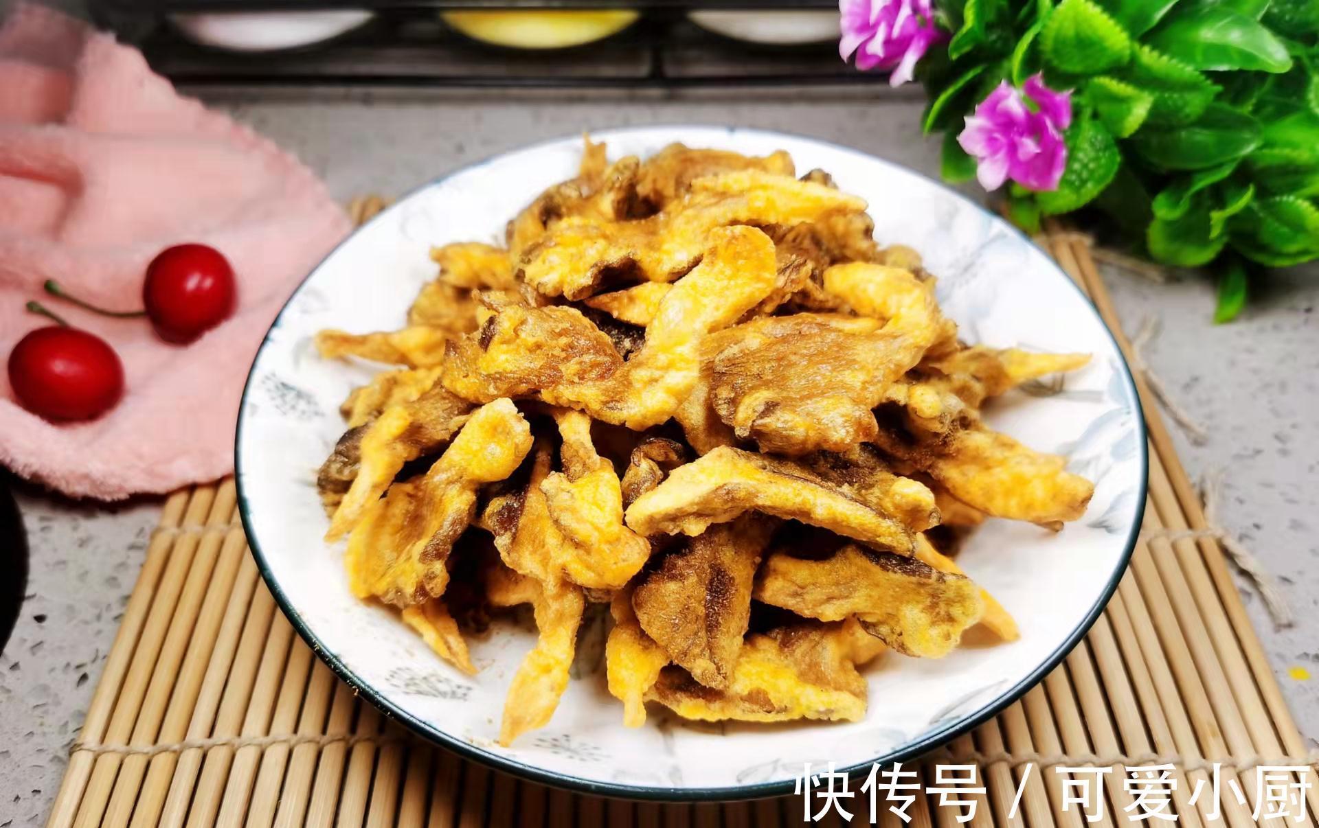 炸平菇时,裹淀粉或面粉都不对!教你正确的做法,焦香酥脆不回软