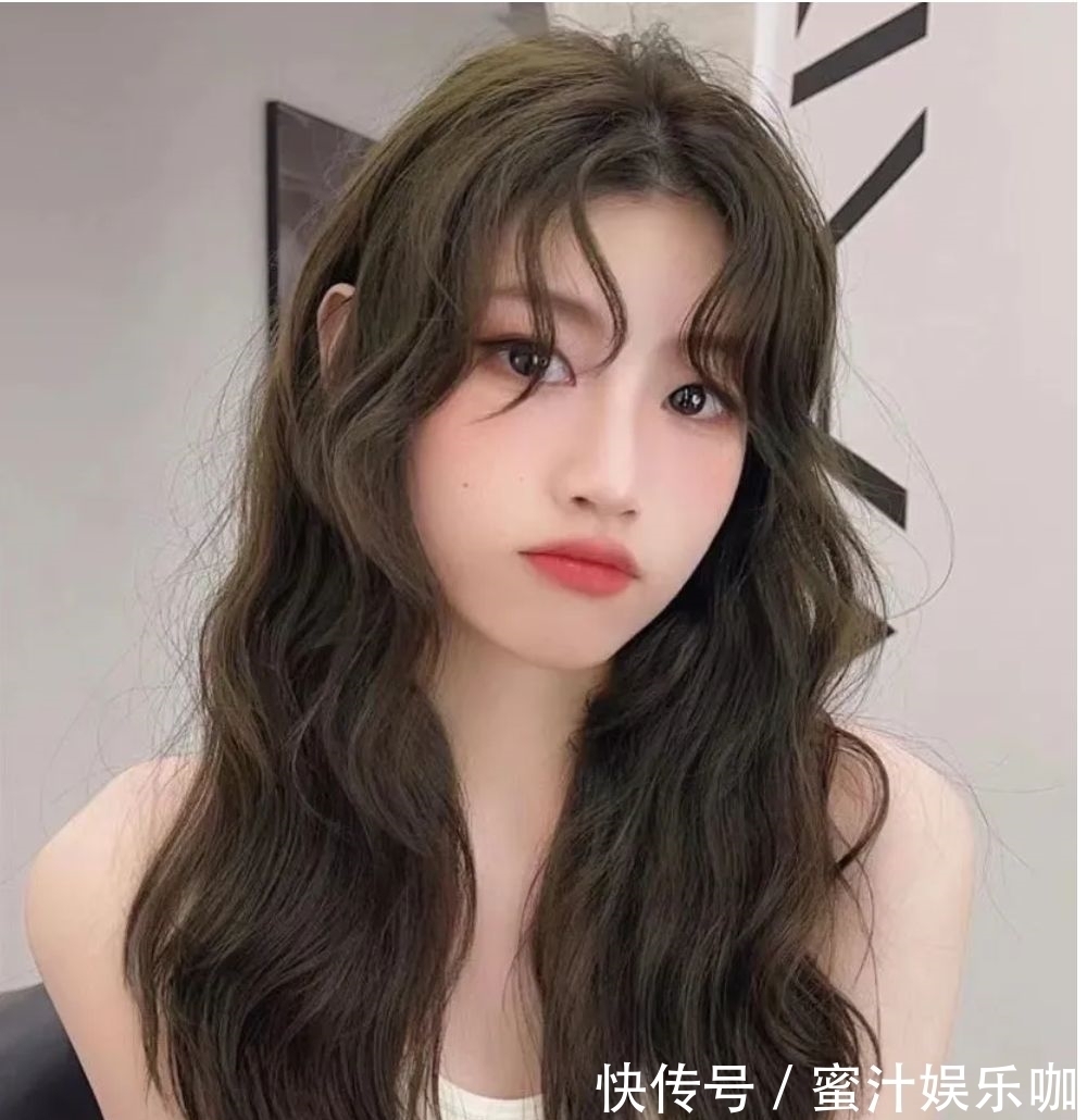 利落 大波浪半扎发利落短发,流行发型有多美?让人越看越想剪