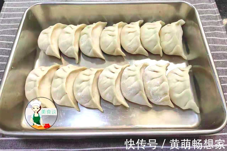 包白萝卜饺子时,记住老师傅的3个小技巧,饺子鲜嫩多汁,太香了