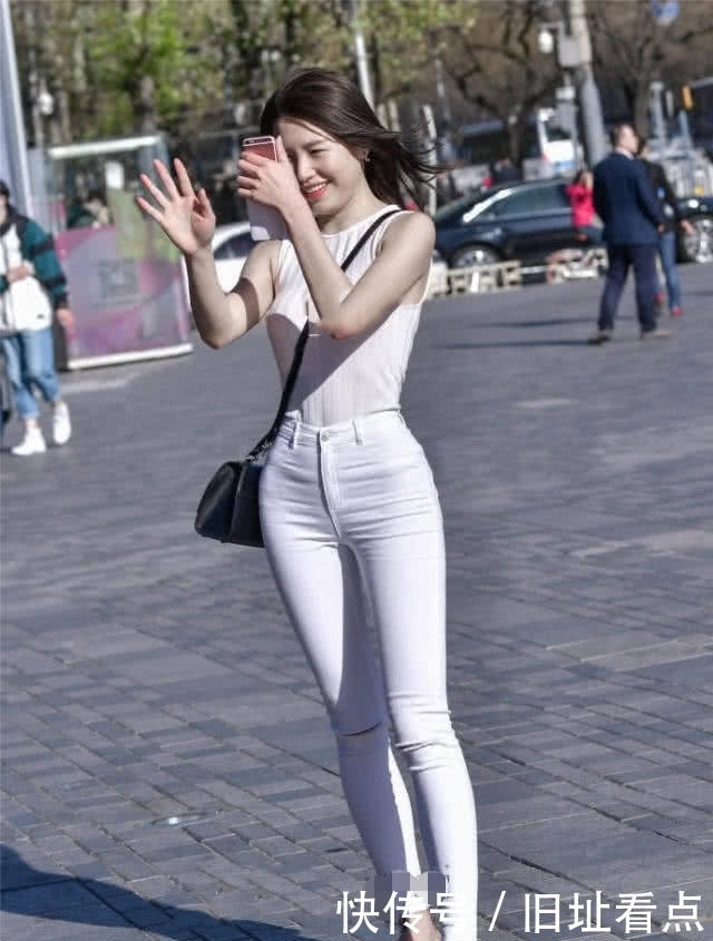 美女独爱小脚设计的紧身牛仔裤，裤脚设计风格