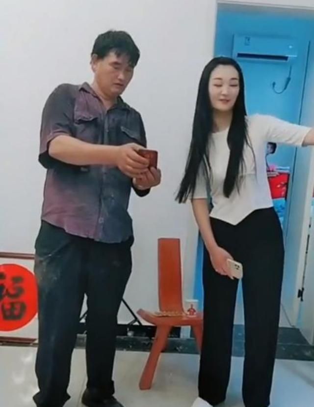 名媛|陈亚楠还挺低调,穿白色T恤衫配黑裤,挺有上流名媛气质