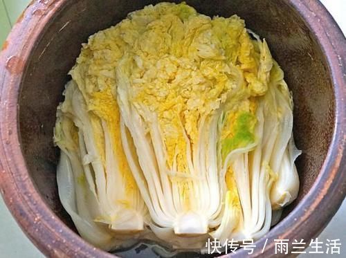 外婆用了50年的腌酸菜诀窍,牢记这4点,清脆爽口,放一年都不坏
