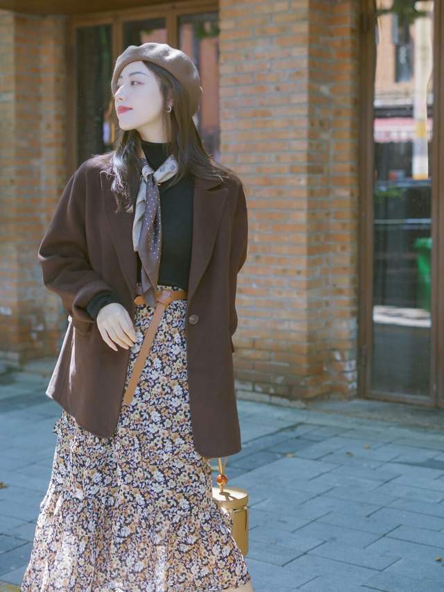 穿搭|秋季,西服怎么穿才好看?搭配上黑色针织衫和半身裙,高级又时髦