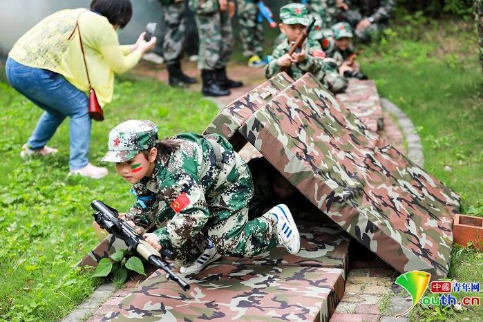 学院|萌娃零距离体验军营　点燃心中红色小火苗