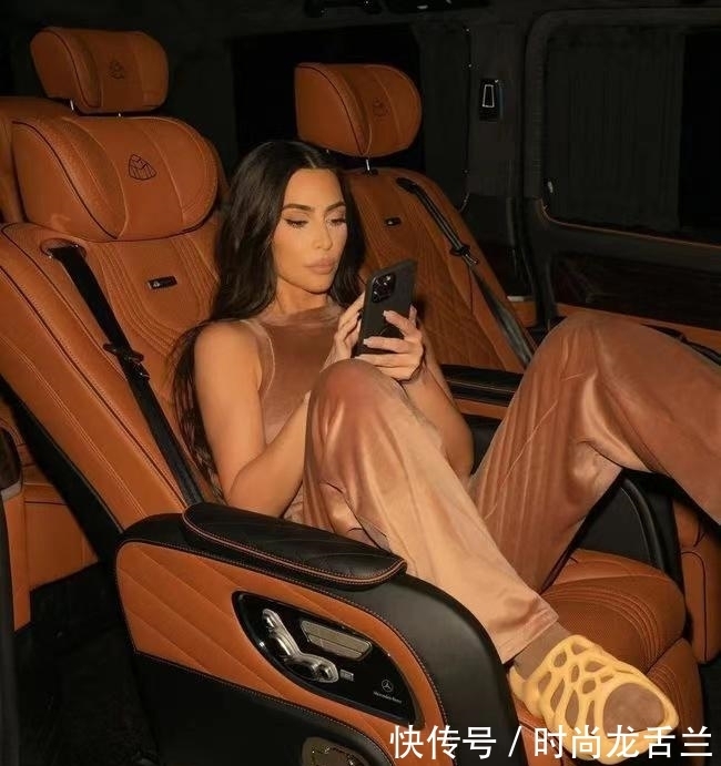 绿帽|比伯戴绿帽搭配侃爷新鞋，造型邋遢，不及超模贝拉穿皮裤时尚高级