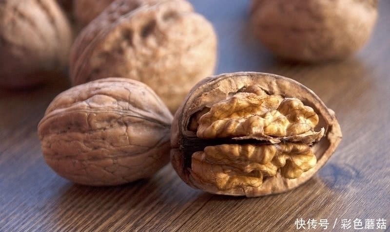 白发|涨知识：核桃和此物一起煮，失眠跑了，白发变黑发，肾更健康了
