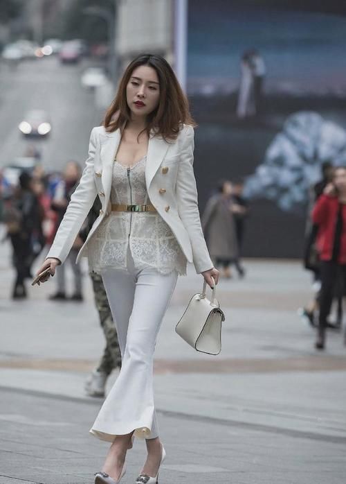 莫代尔|修身打底衫,搭配非对称设计短裙,更显自信