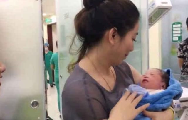 b'别看我,看娃',年轻外婆产房被围观,路人:才生完就溜达了?