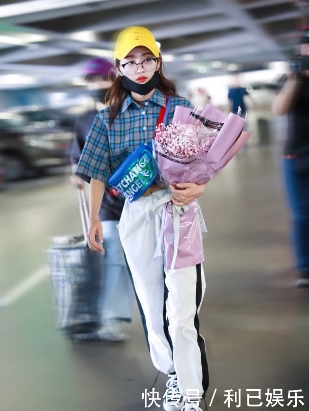 魅力|随性洒脱的打底裤小姐姐穿出女性时尚魅力,十分的耀眼夺目