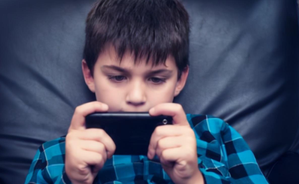 手机|经常玩手机会影响孩子大脑的发育?