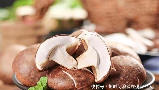 洗净香菇时,不要只用清水,厨师给你一水,让脏东西容易洗掉
