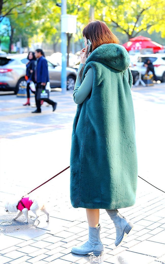 大衣 街拍:美女演绎短靴配大衣,款款漂亮