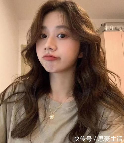 新发型|过年别乱烫头发,试试今年流行的“慵懒法式烫”,圆脸方脸都适合