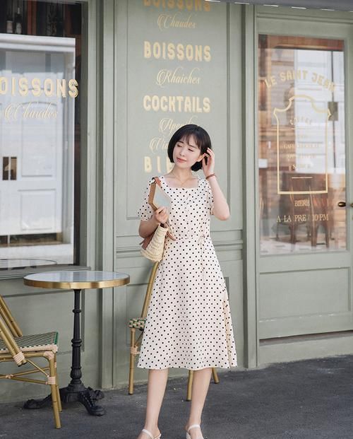 女人裙子要精不要多，今年买这4款就够了，谁穿谁最美