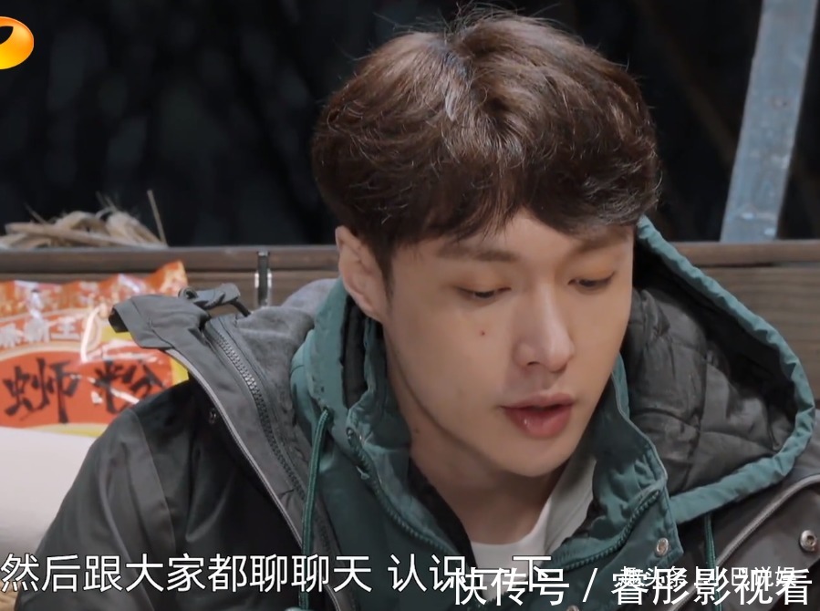 面对美食诱惑，张艺兴和彭昱畅，体现出了顶流和普通艺人的差距