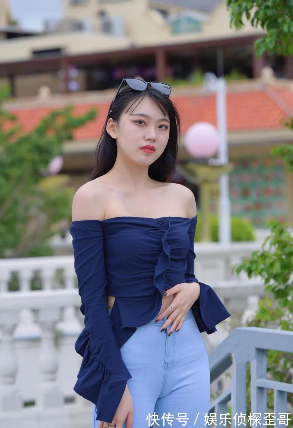 小姐姐|牛仔裤,搭配荷叶边一字肩,穿着清凉又显身材,时尚又大方