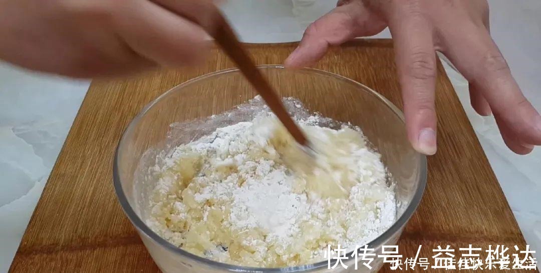 面粉别蒸馒头了,加2个鸡蛋,个个蓬松暄软,比面包简单好吃