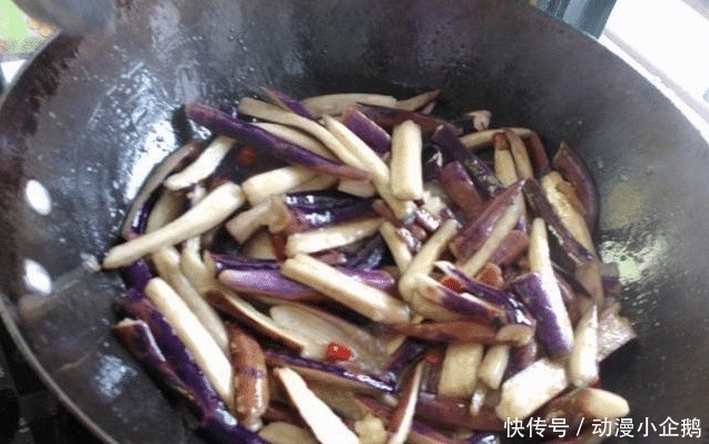 茄子|炒茄子先放油?难怪炒出来的茄子不好吃,大厨来告诉你正确的做法
