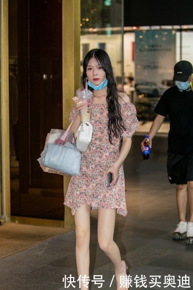 牛仔裤|连衣裙展现休闲的慵懒气息,彰显个性气质造型,又着感舒适随意