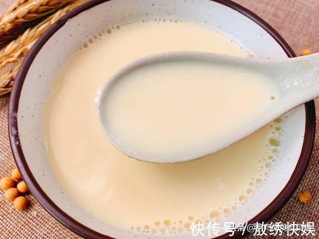 外行|打豆浆时，泡好的黄豆直接磨是外行！多加1步，豆浆又香又浓又滑